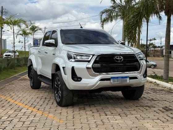 TOYOTA HILUX 2.8 D-4D TURBO DIESEL CD SRX PLUS 4X4 AUTOMÁTICO